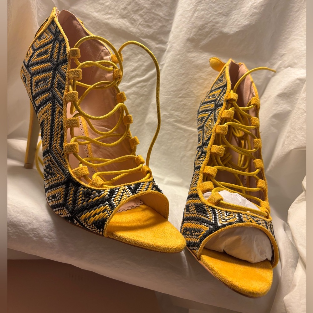 Shoe Dazzle Yellow and Black Patterned Heels